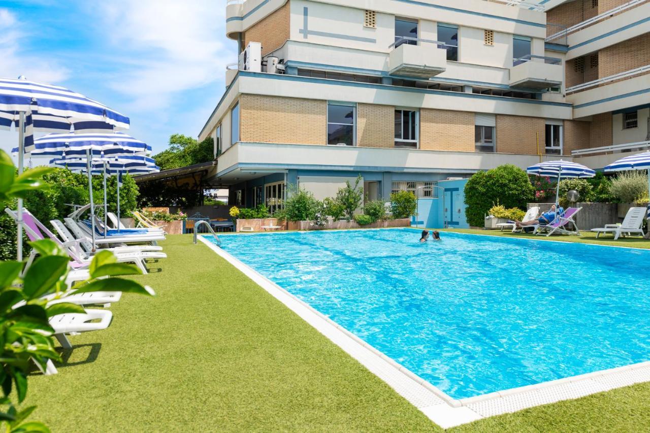Hotel Caesar Cesenatico Exterior photo