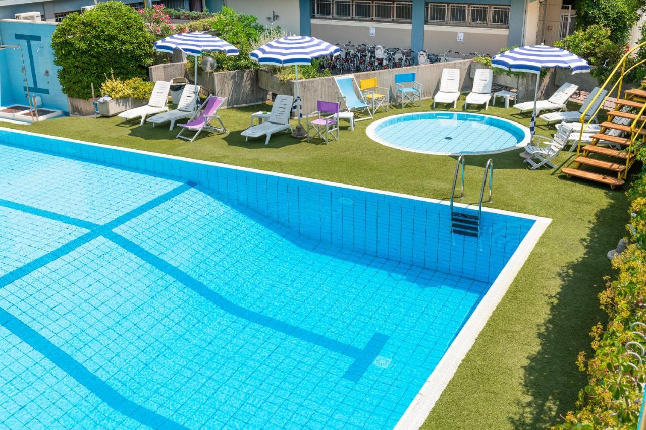 Hotel Caesar Cesenatico Exterior photo