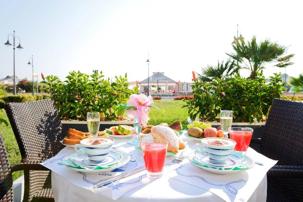 Hotel Caesar Cesenatico Exterior photo
