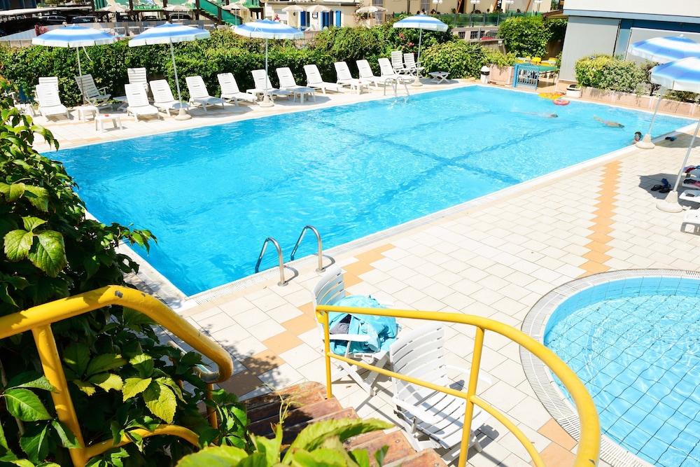 Hotel Caesar Cesenatico Exterior photo