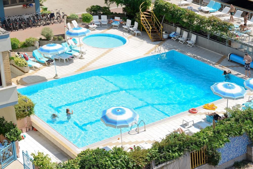 Hotel Caesar Cesenatico Exterior photo